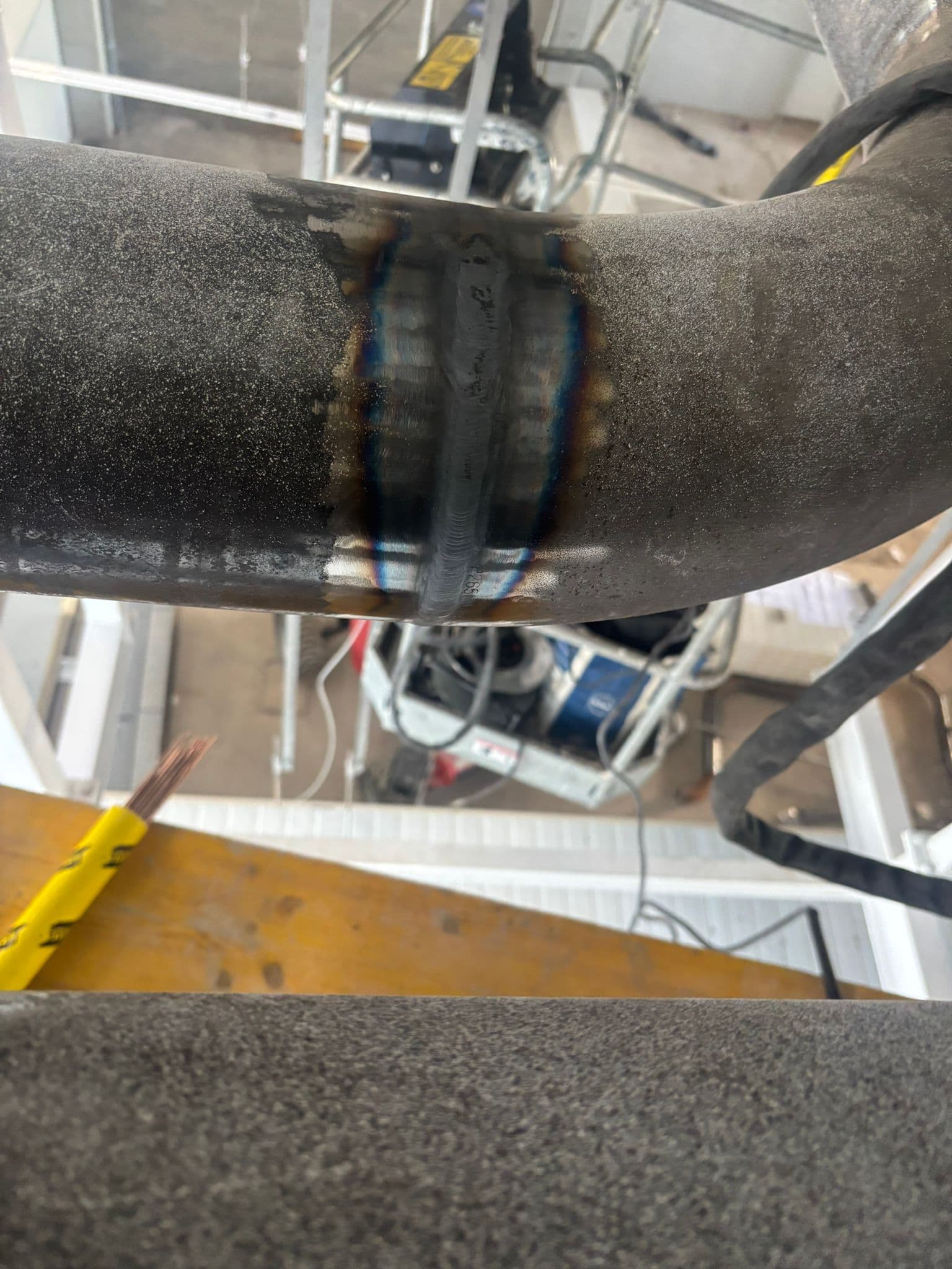 Válvula y bridas en instalación industrial
